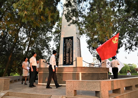 蘇鹽集團開展“傳承紅色基因 學(xué)習(xí)守島精神”主題黨日活動