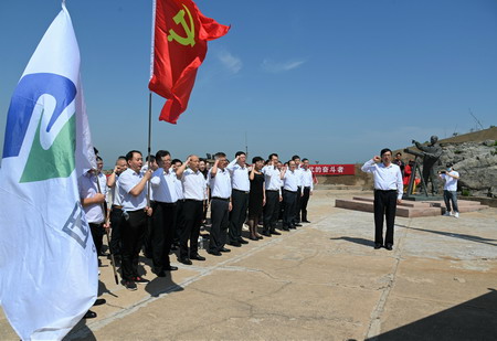 蘇鹽集團開展“傳承紅色基因 學(xué)習(xí)守島精神”主題黨日活動